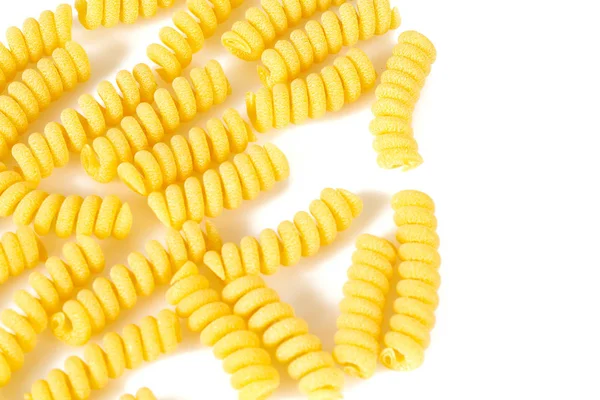 Fusilli corti massa crua isolada sobre branco — Fotografia de Stock