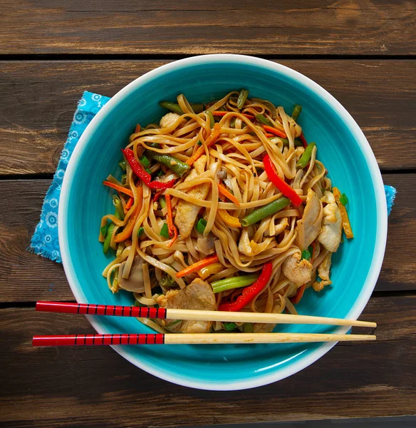 Sebzeli ve mantarlı Asya eriştesi.