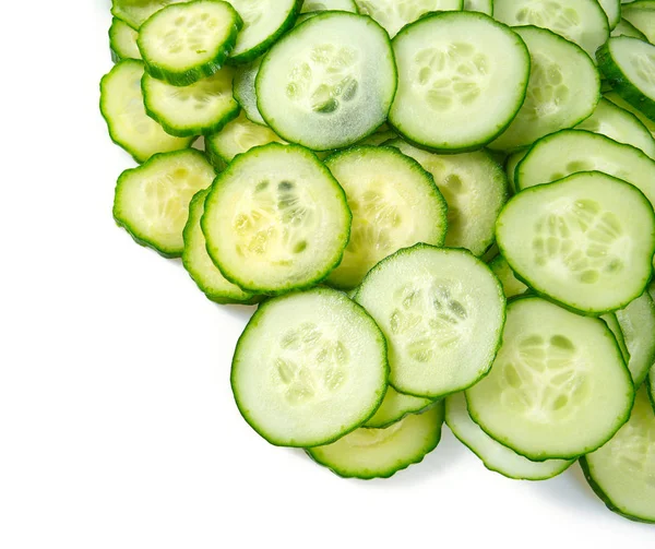 Pepinos cortados aislados en blanco — Foto de Stock