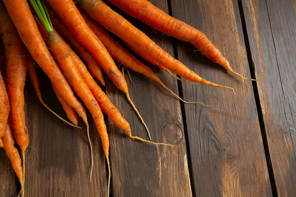 Zanahorias frescas en la superficie de madera — Foto de Stock