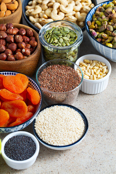 свежие орехи и сухофрукты на гранитной поверхности