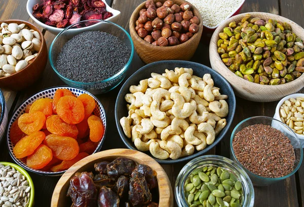 fındık, tohum ve kuru meyveler ahşap yüzeyde