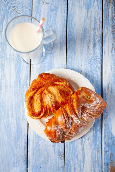 Verse broodjes en glas melk — Stockfoto