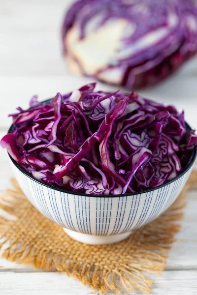 Beyaz ahşap yüzeyde kırmızı lahana