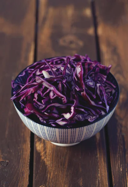 Kahverengi ahşap yüzeyde kırmızı lahana