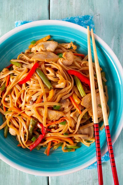 Sebzeli ve mantarlı Asya eriştesi.