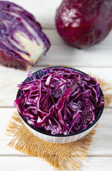 Beyaz ahşap yüzeyde kırmızı lahana