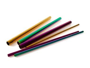 Metalik sıfır atık pipetleri beyaz üzerine izole 