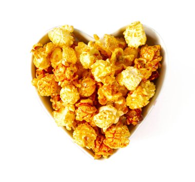 Karamelli patlamış mısır beyaza izole edilmiş.