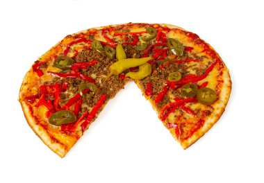 Meksika pizzası beyaz arka planda izole edilmiş.