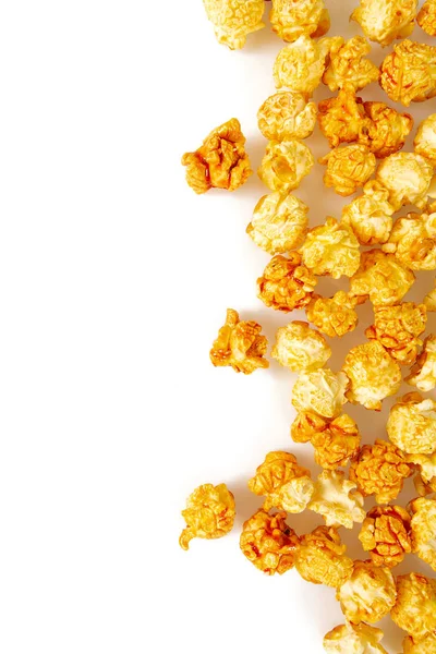 Karamellisierter Popcorn Isoliert Auf Weiß — Stockfoto