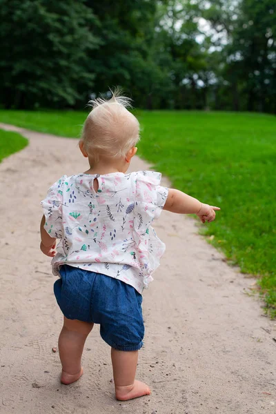 Bonito Todler Menina Parque Cópia Espaço Para Seu Texto — Fotografia de Stock