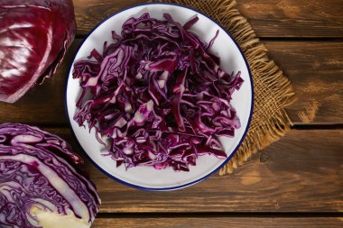 Kahverengi ahşap yüzeyde kırmızı lahana