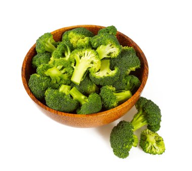 Beyaz üzerine izole edilmiş taze brokoli.