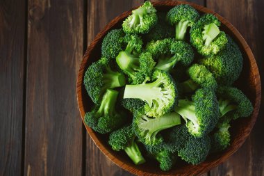 Tahta yüzeyde taze brokoli.