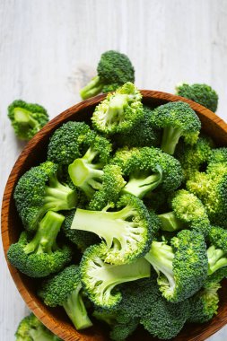 Tahta yüzeyde taze brokoli.