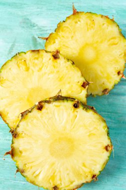 Turkuaz ahşap yüzeyde taze ananas