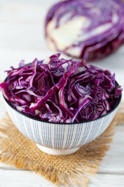 Beyaz arka planda yalıtılmış kırmızı lahana.