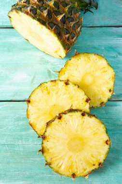 Turkuaz ahşap yüzeyde taze ananas