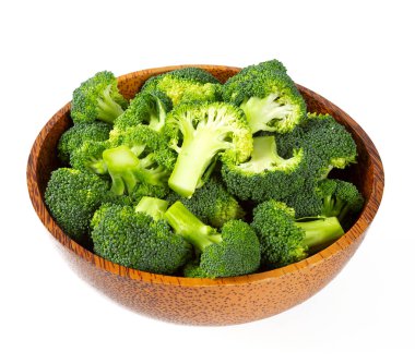 Beyaz üzerine izole edilmiş taze brokoli.