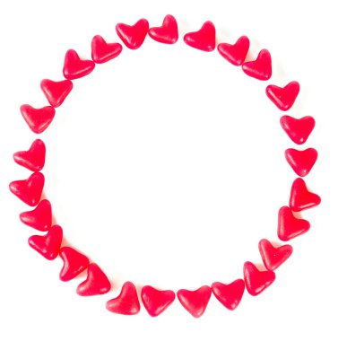 Kalp şeklinde jöle şekerler beyazda izole edilmiş.