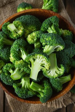 Tahta yüzeyde taze brokoli.