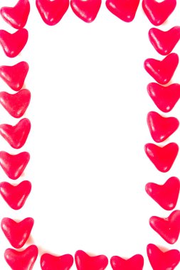 Kalp şeklinde jöle şekerler beyazda izole edilmiş.