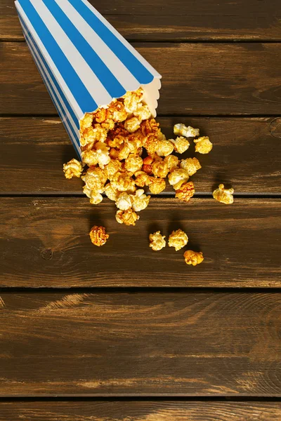 Popcorn Einer Gestreiften Papierschachtel — Stockfoto