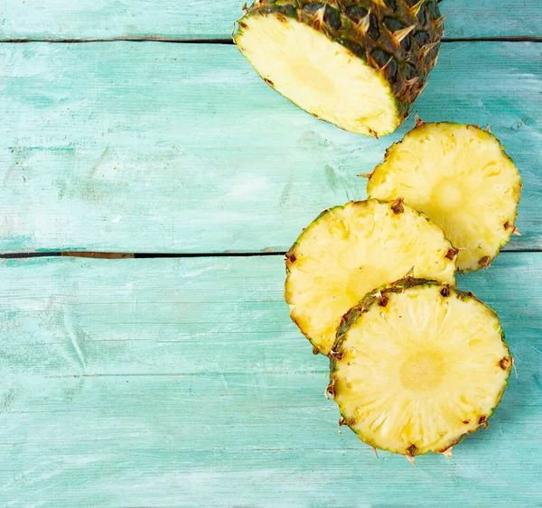 Turkuaz ahşap yüzeyde taze ananas