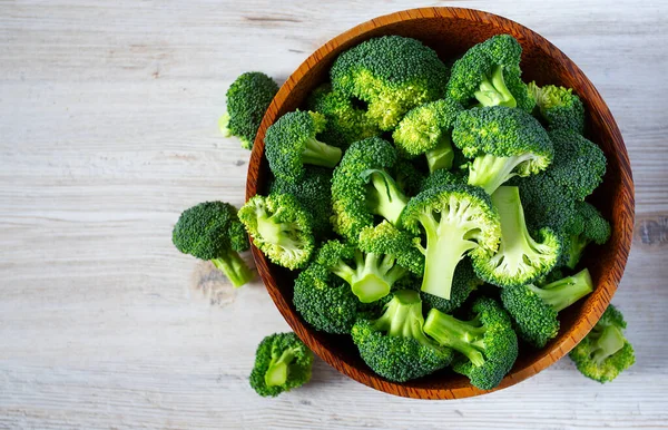 Brokoli Segar Pada Permukaan Kayu — Stok Foto