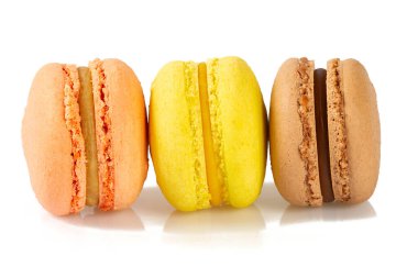 Beyaz üzerine izole edilmiş çeşitli kurabiyeler.