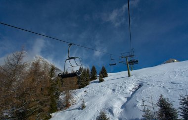 Ormanın üzerinde bir kayak asansöründe