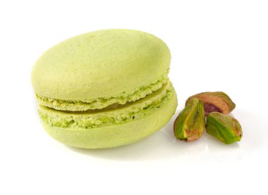 Lezzetli taze fıstıklı kurabiyeler izole edilmiş.