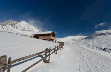 Güneşli bir günde güzel bir dağ manzarası