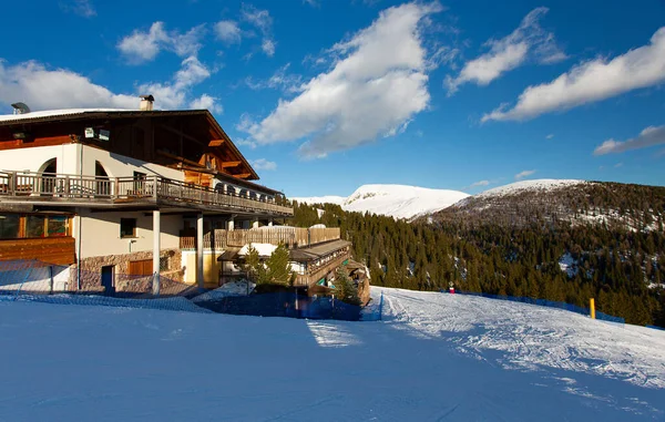 Hermosa Casa Las Montañas Día Soleado — Foto de Stock
