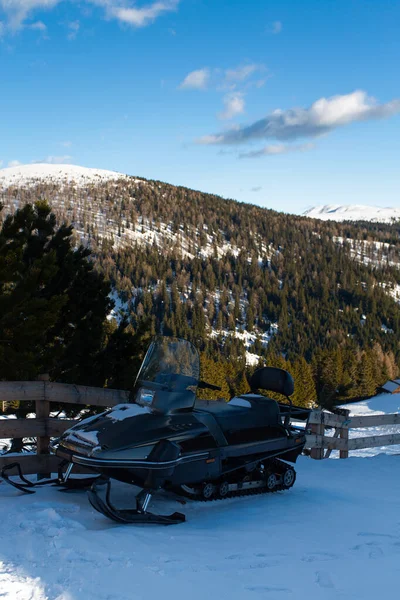 在阳光明媚的山里骑黑色雪地车 — 图库照片