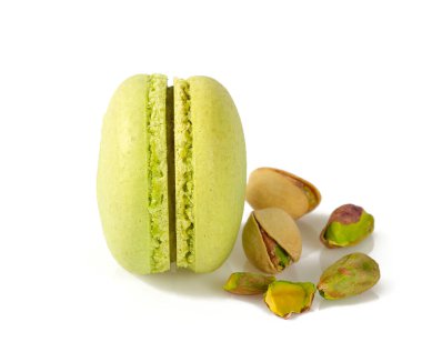 Lezzetli taze fıstıklı kurabiyeler izole edilmiş.