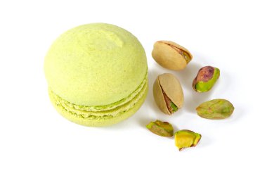 Lezzetli taze fıstıklı kurabiyeler izole edilmiş.