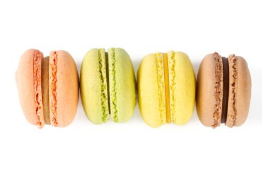 Beyaz üzerine izole edilmiş çeşitli kurabiyeler.