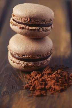 Kahverengi ahşap yüzeyde çikolatalı kurabiye.