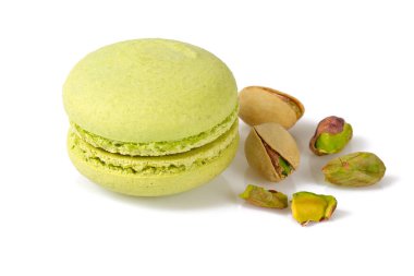 Lezzetli taze fıstıklı kurabiyeler izole edilmiş.