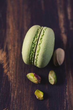 Lezzetli taze fıstıklı kurabiyeler izole edilmiş.