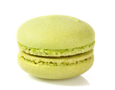 Lezzetli taze fıstıklı kurabiyeler izole edilmiş.