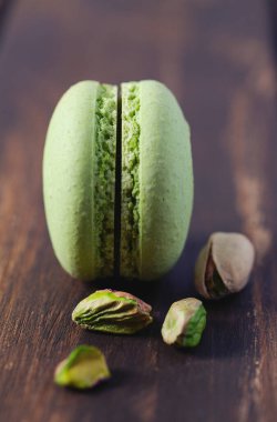 Lezzetli taze fıstıklı kurabiyeler izole edilmiş.