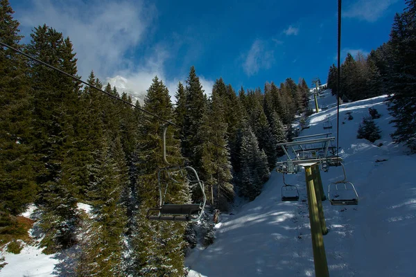 乘坐滑雪车在森林上空 — 图库照片