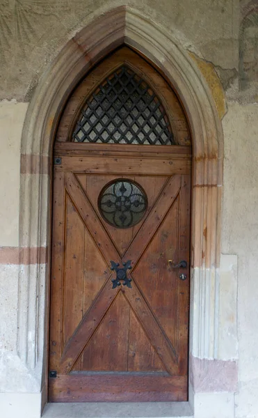 Renkli eski kapı. Kapat.