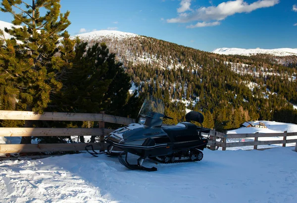 Moto Nieve Negra Día Soleado Las Montañas — Foto de Stock