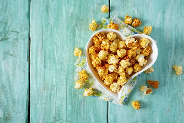 Karamelizovaná Popcorn Misce Tvaru Srdce — Stock fotografie