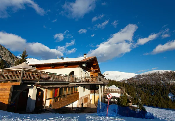 Bella Casa Montagna Una Giornata Sole — Foto Stock