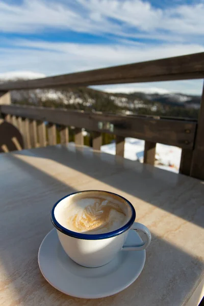 Красивая Чашка Капучино Террасе Видом Горы — стоковое фото